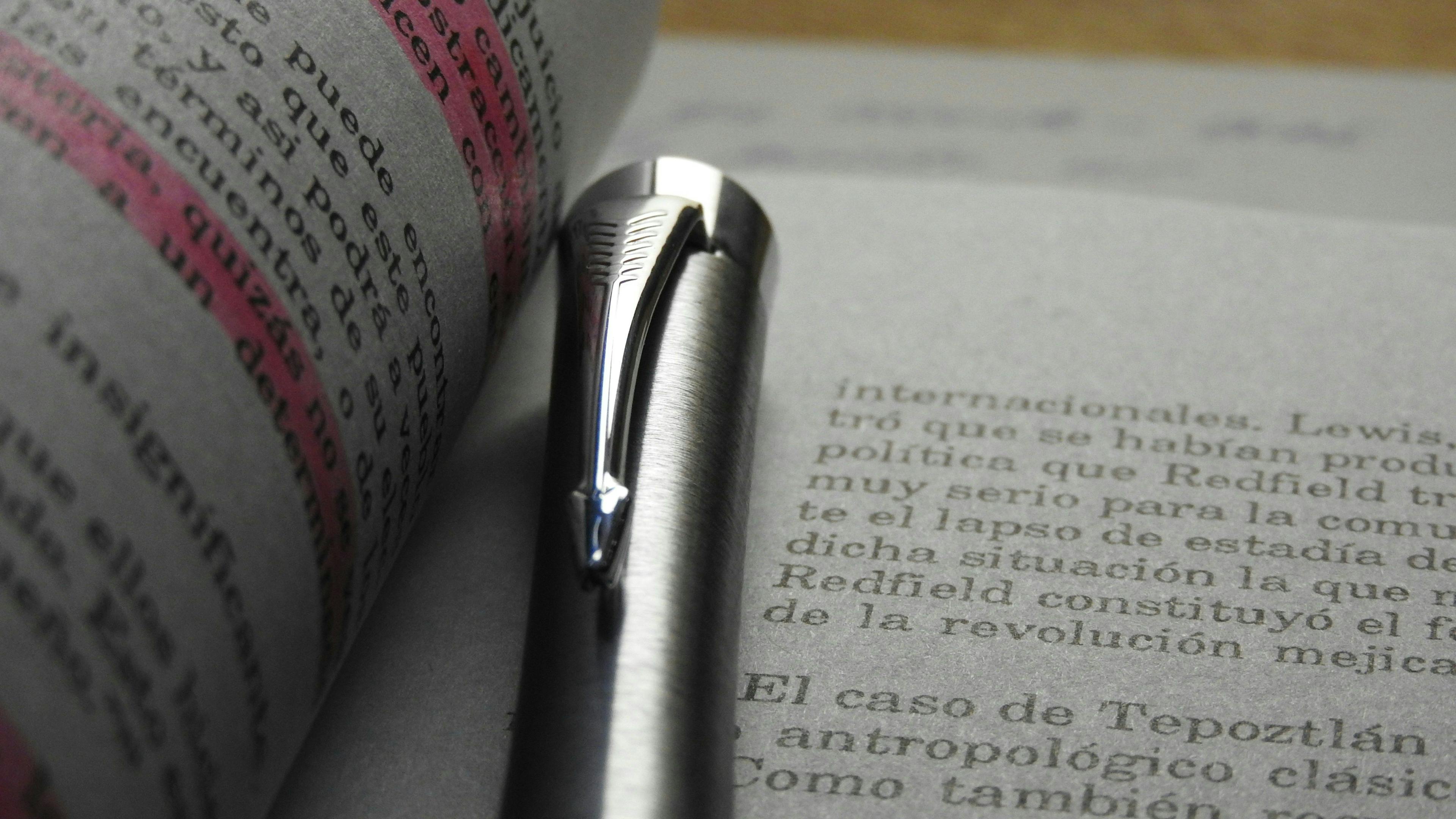 un stylo posé sur un livre ouvert
