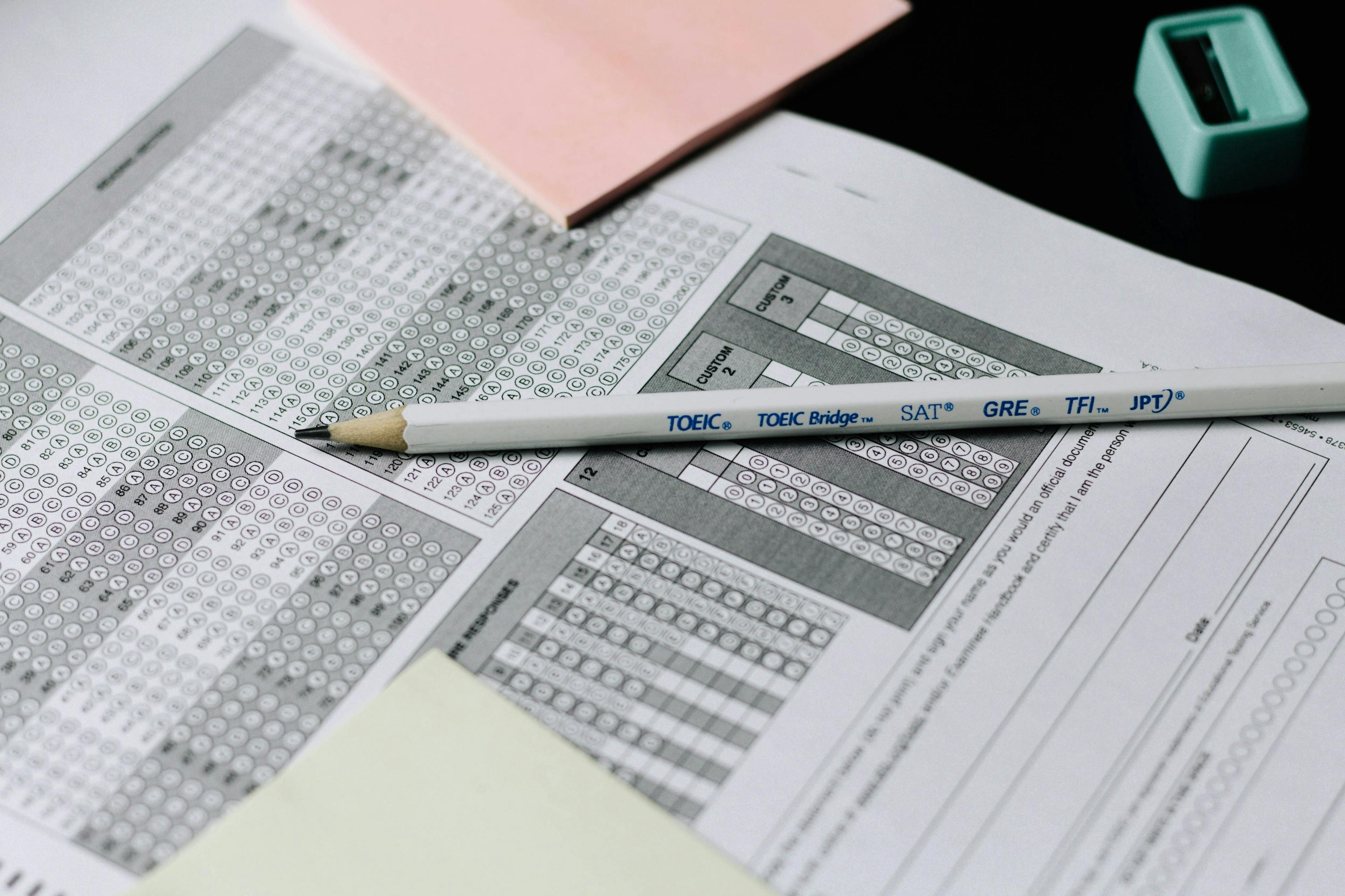 un crayon posé sur une feuille de papier
