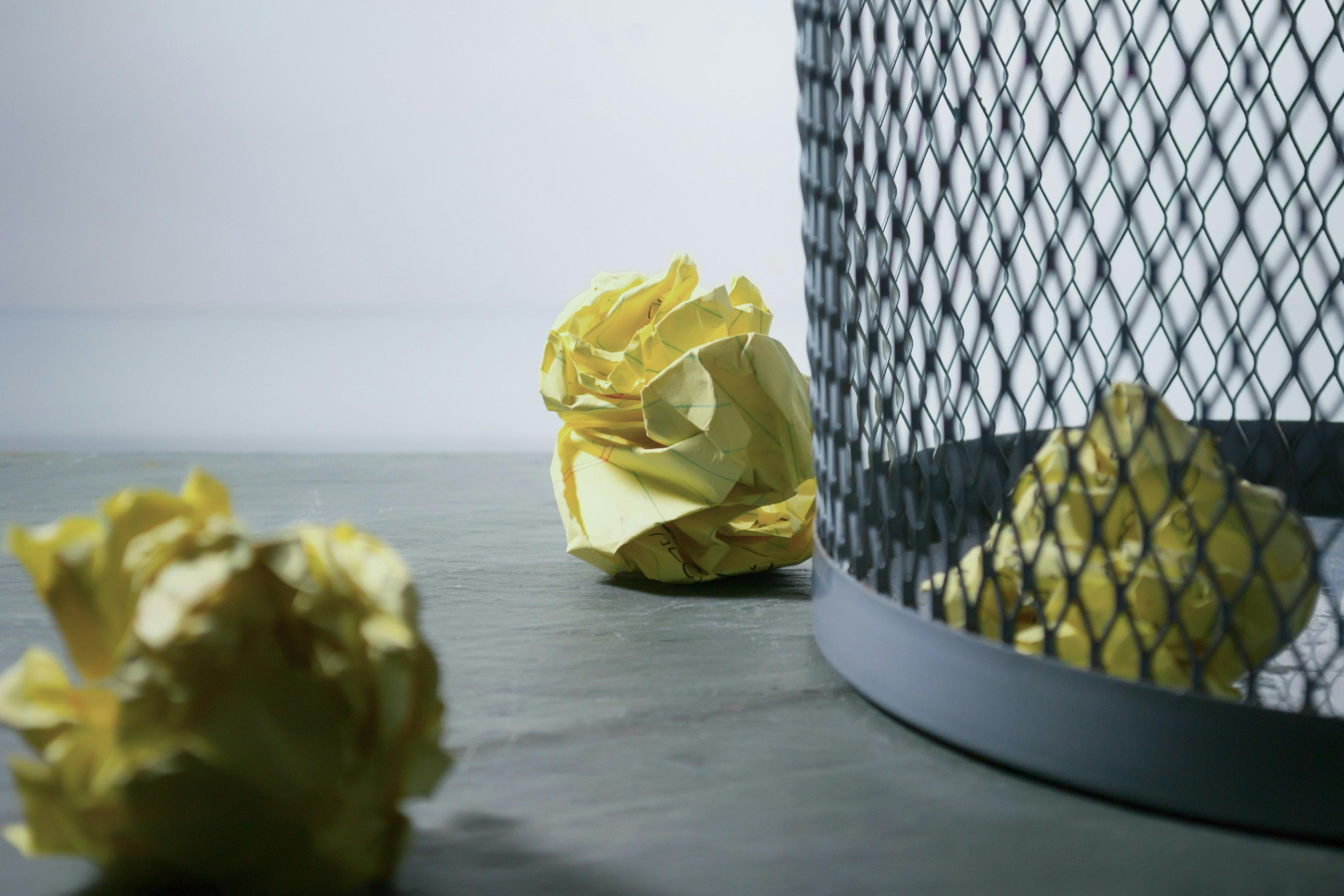 um close de uma bola de papel em uma mesa