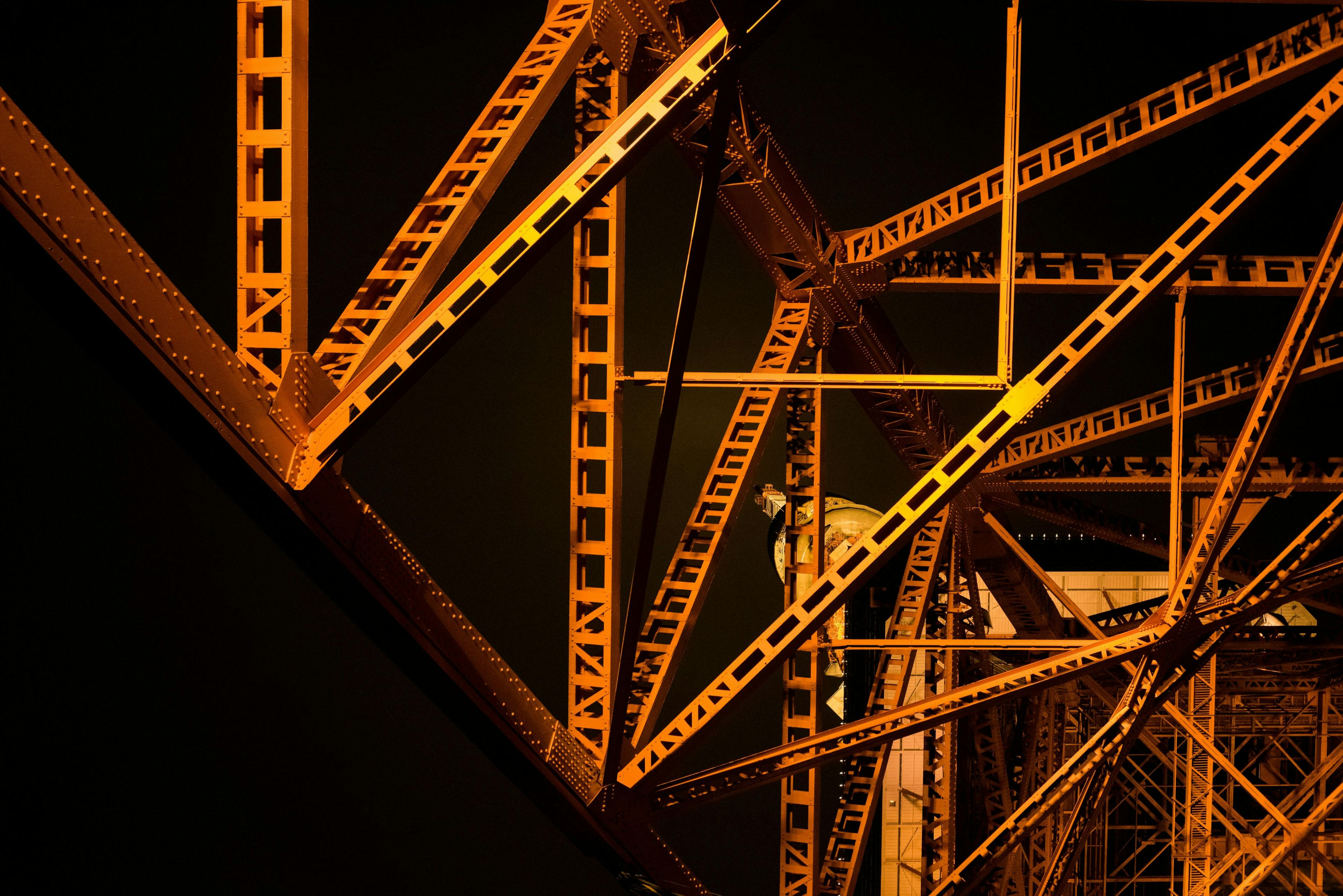 un pont ferroviaire la nuit